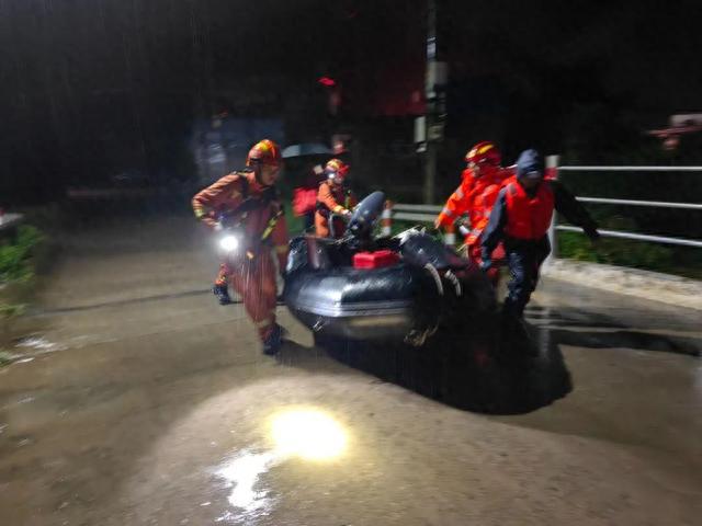 痛心！梅州暴雨一k1体育最新网站辆汽车被冲入河中1人被救3人遇难(图3)